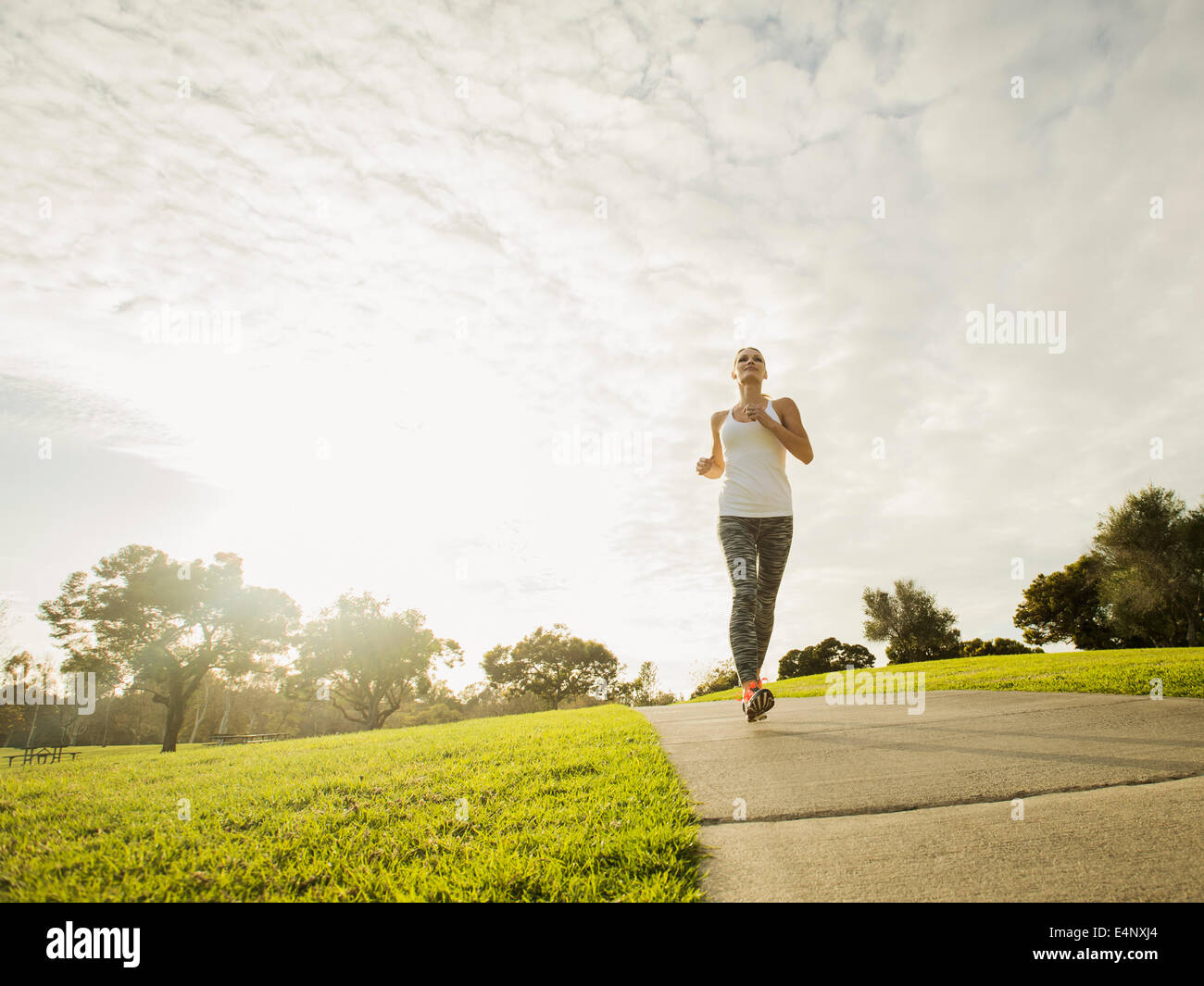 États-unis, Californie, Irvine, Woman running in park Banque D'Images