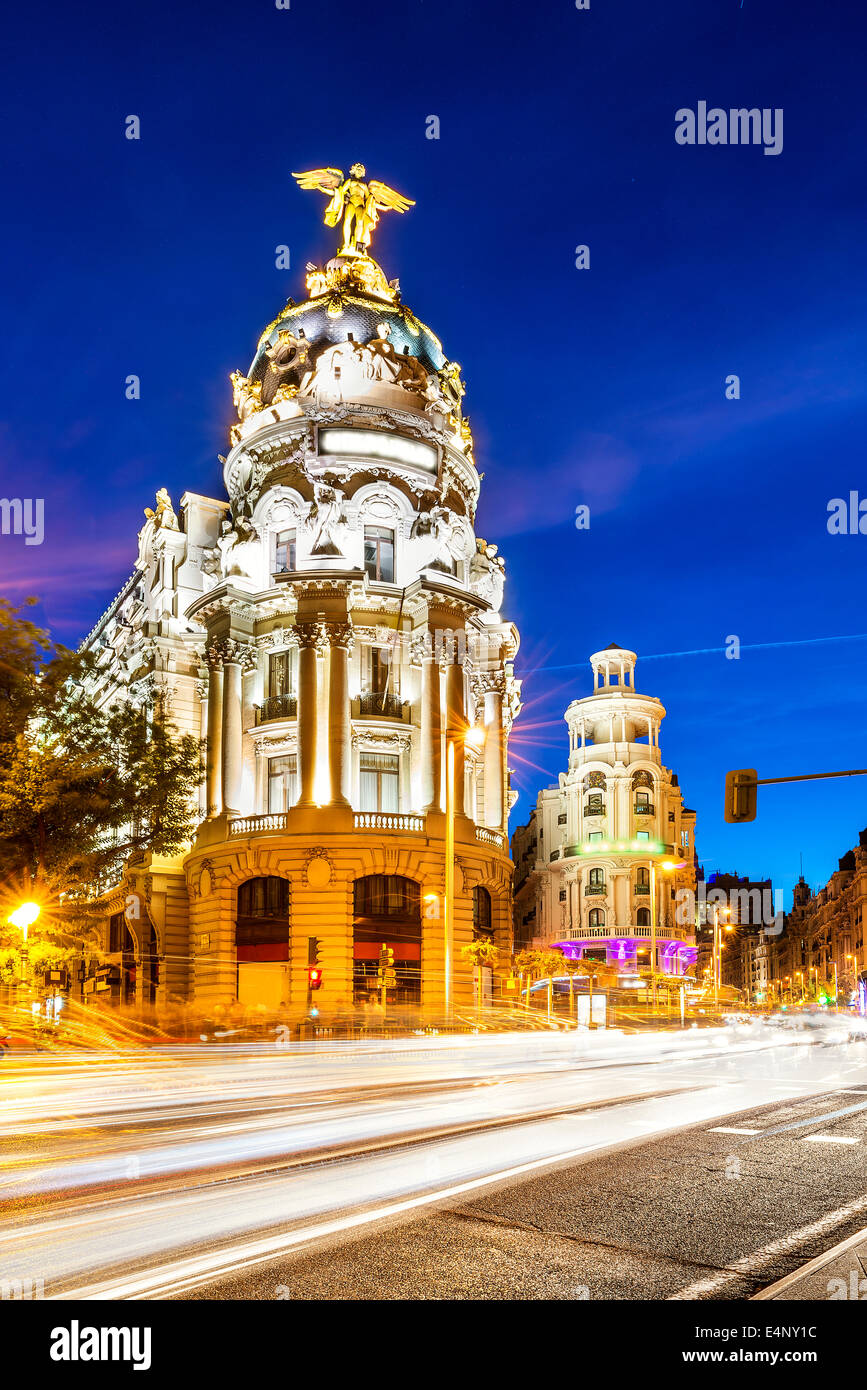 Rayons de feux de circulation sur la rue Gran Via, la principale rue commerçante de Madrid dans la nuit. L'Espagne, l'Europe. Banque D'Images