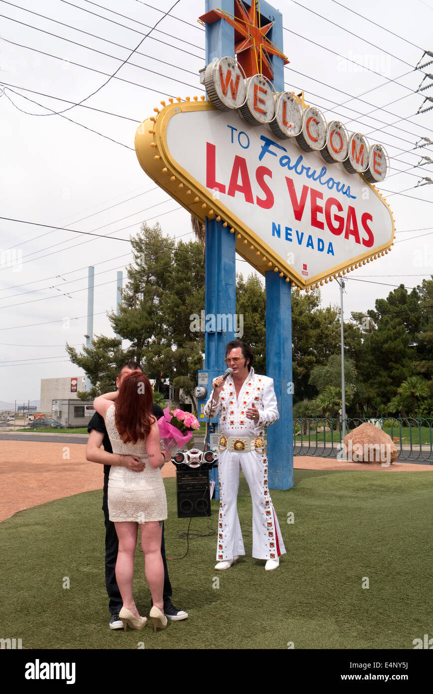 Mariage à l'hôtel Las Vegas sign avec imitateur d'Elvis. Banque D'Images