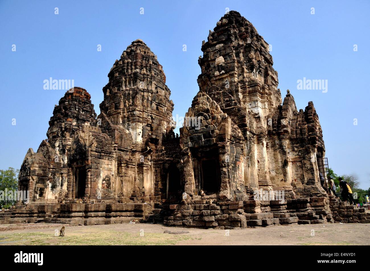 LOPBURI, Thaïlande : l'historique de style Khmer Wat Phra Phang San, le Monkey Temple Yot Banque D'Images