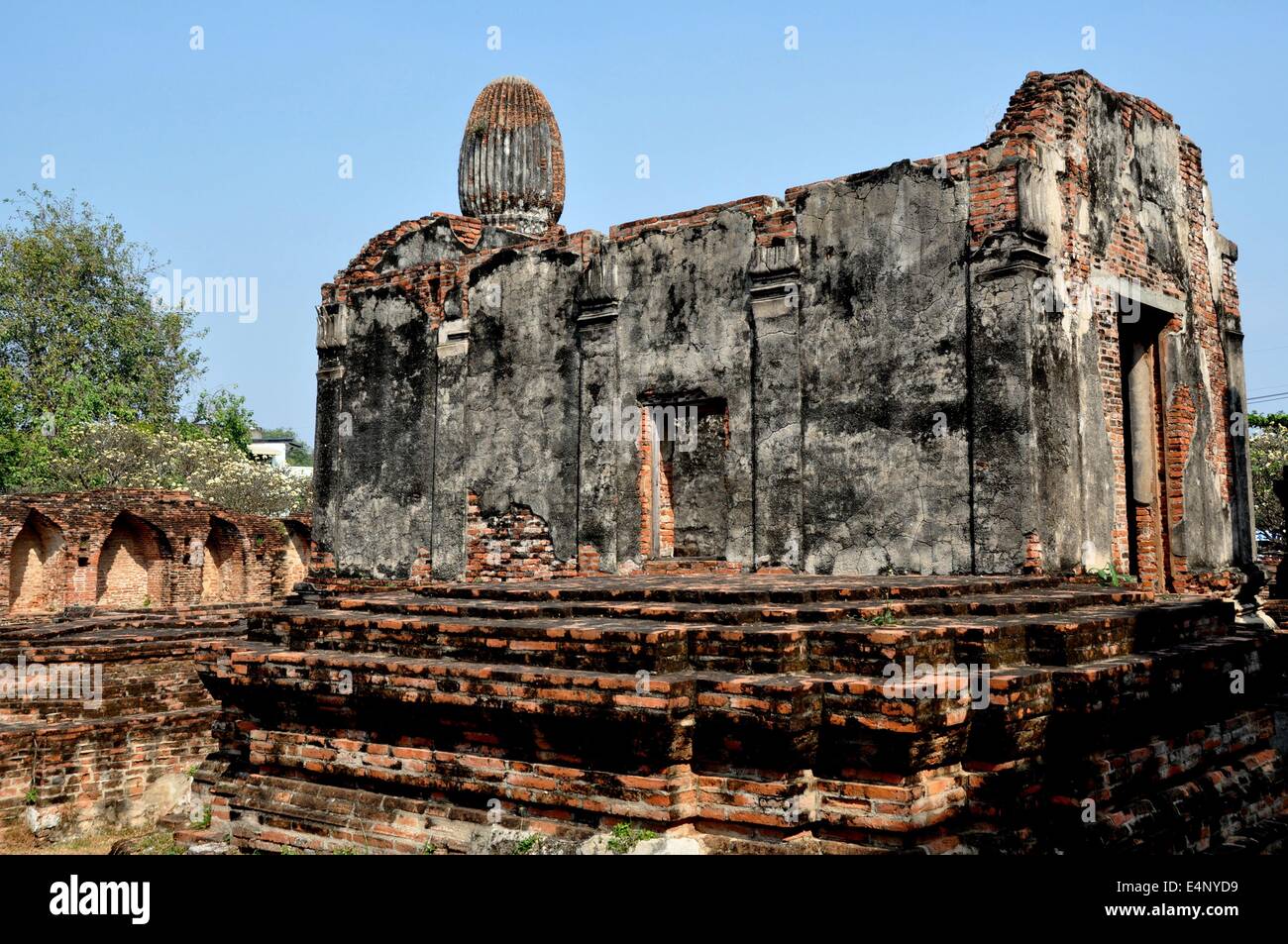 LOPBURI, THAÏLANDE : ruines du pavillon en pierre au 13ème siècle le Khmer Wat Phra Sri Mahathat Rattahana Banque D'Images