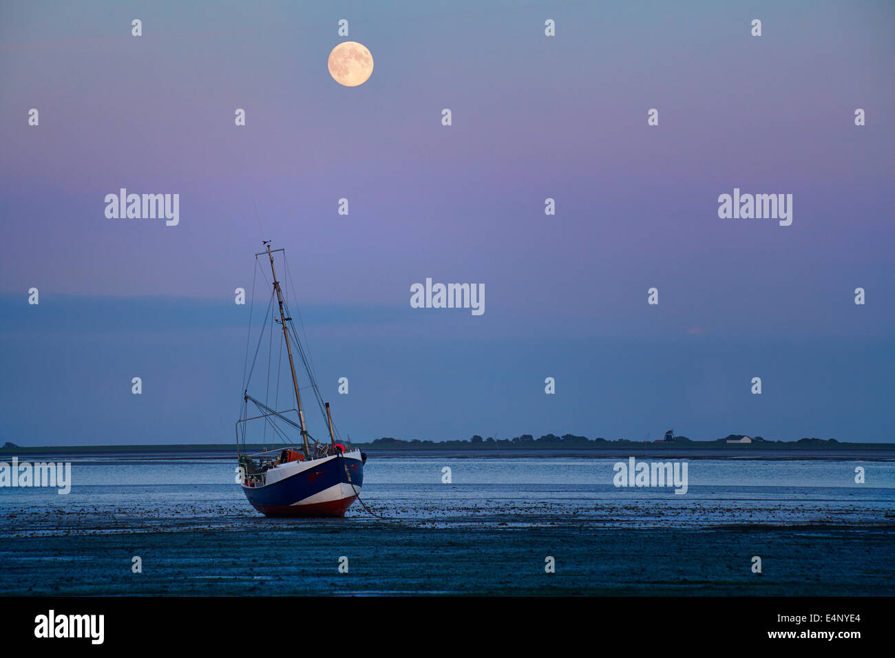 Bateau de pêche au crépuscule avec la pleine lune, marée basse Fischerboot Mondschein nahe Landsende, Hallig Hooge, im Hintergrund Insel Pelworm Banque D'Images