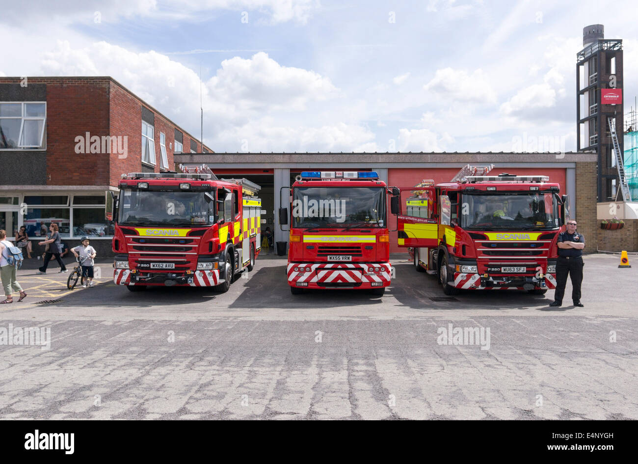 Ligne de UK fire brigade des véhicules d'intervention d'urgence à l'extérieur du poste de pompiers de Salisbury Banque D'Images