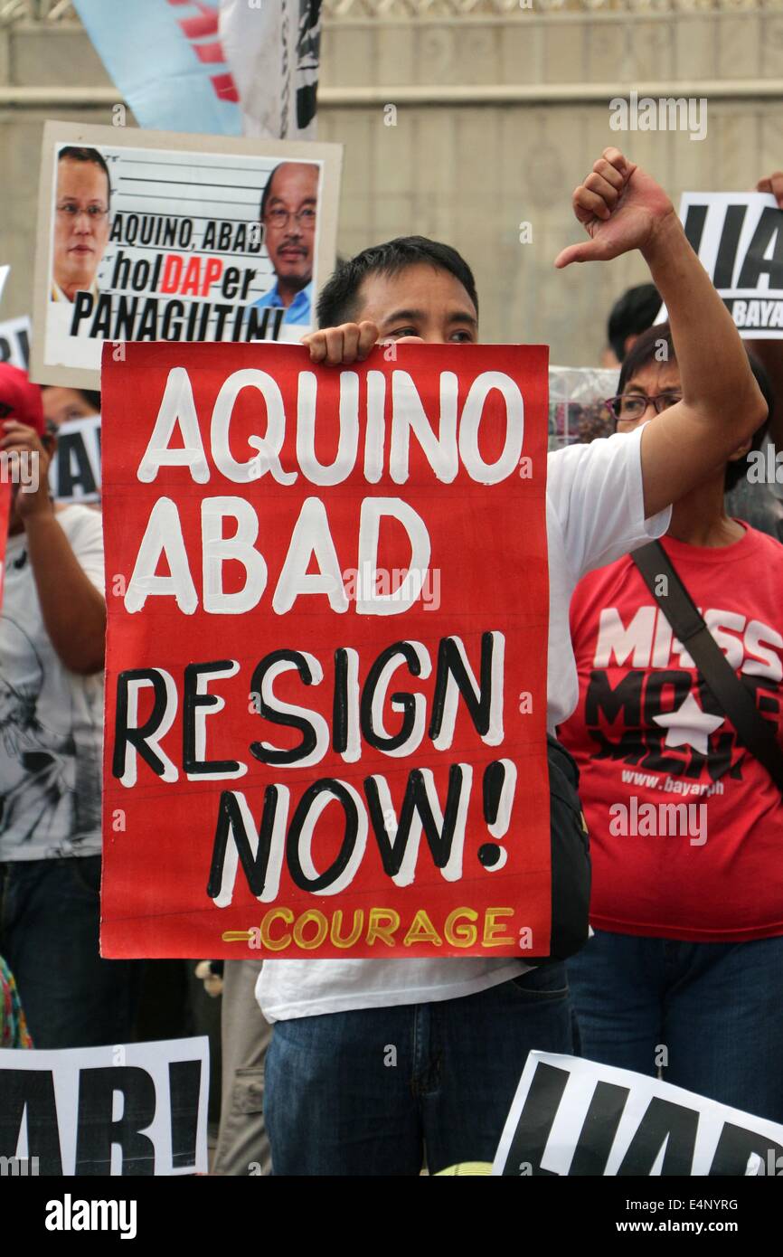 Manille, Philippines. 14 juillet, 2014. Divers groupes militants appellent à la démission du Président Benigno "Noynoy" Aquino III dans Plaza Miranda Quiapo, Manille, ville en raison de l'anomalie sur la mise en œuvre du Programme d'accélération des décaissements. © Gregorio B. Dantes Jr./Pacific Press/Alamy Live News Banque D'Images