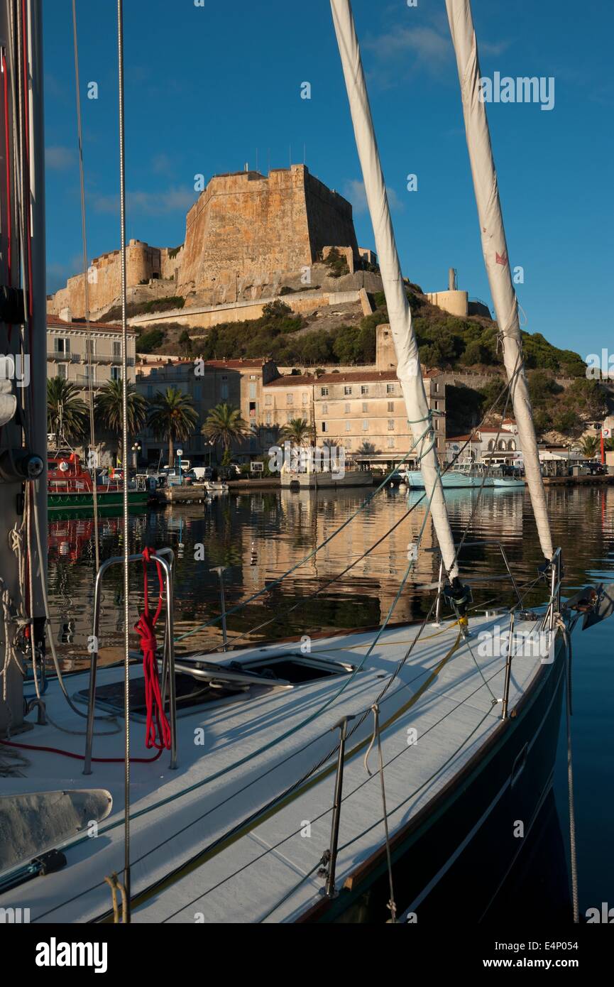 Bonifacio, port et citadelle, Corse, France Banque D'Images