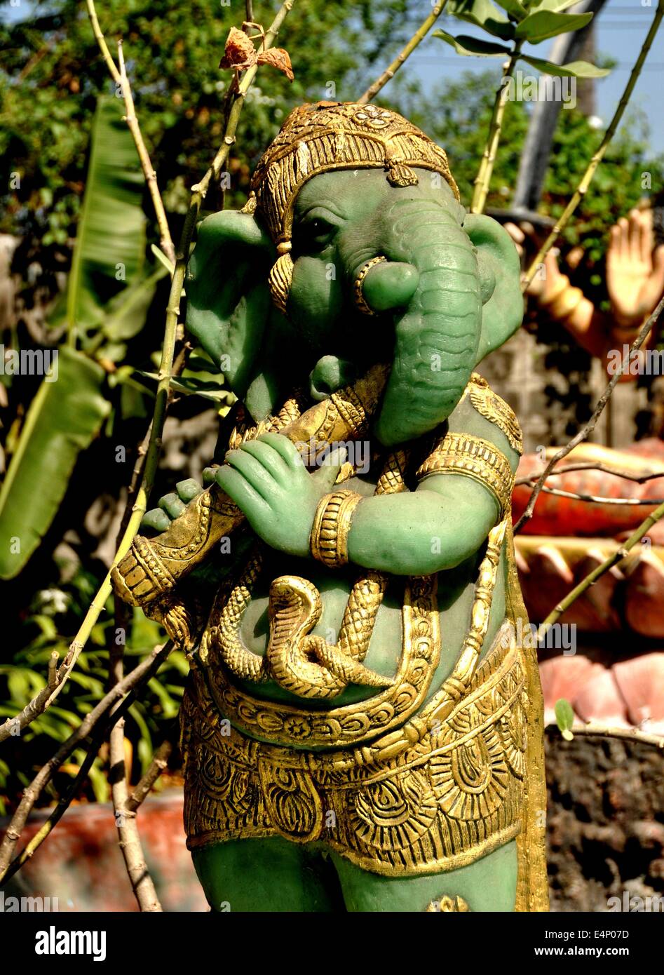 Bang Saen, Thaïlande : statue du dieu éléphant hindou Ganesha jouant de la flûte dans les jardins du Wat Saen Suk Banque D'Images