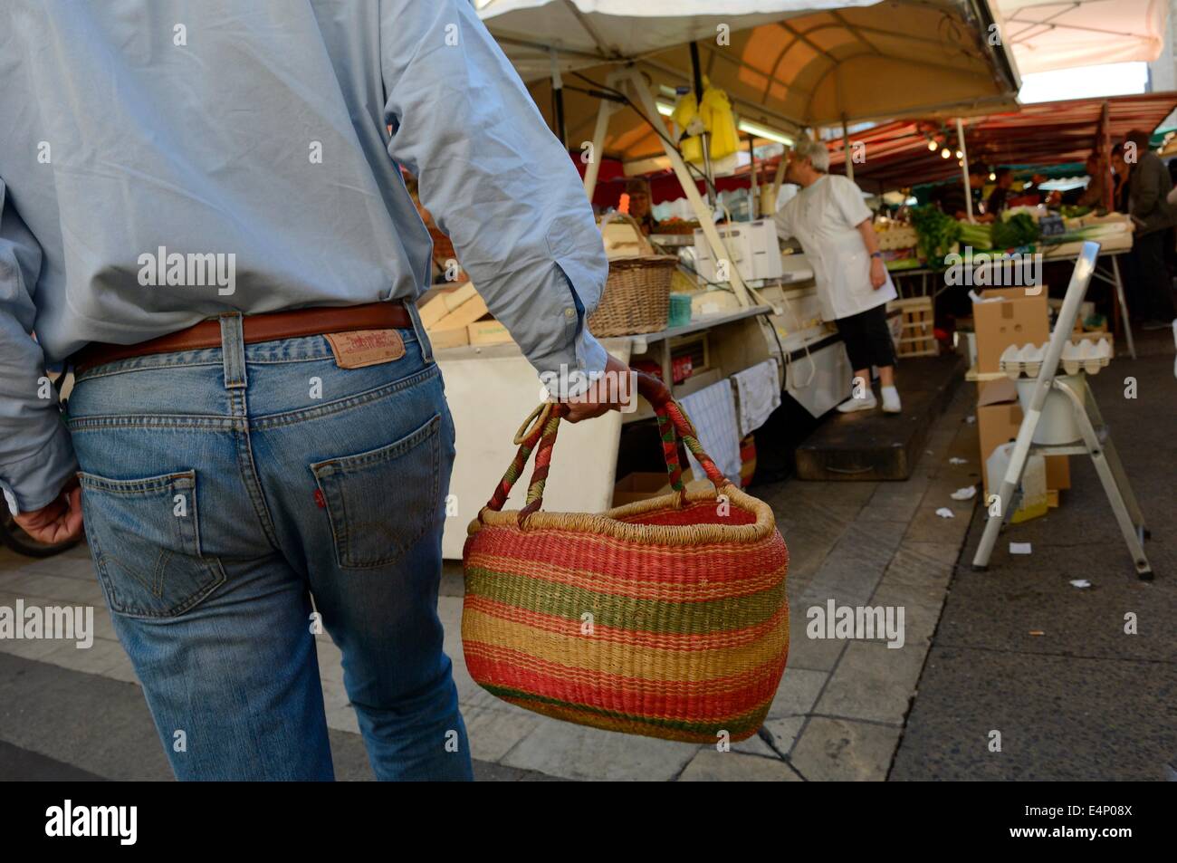 Client de sexe masculin, jour de marché. La Rochelle. Charentes-Maritime France Banque D'Images