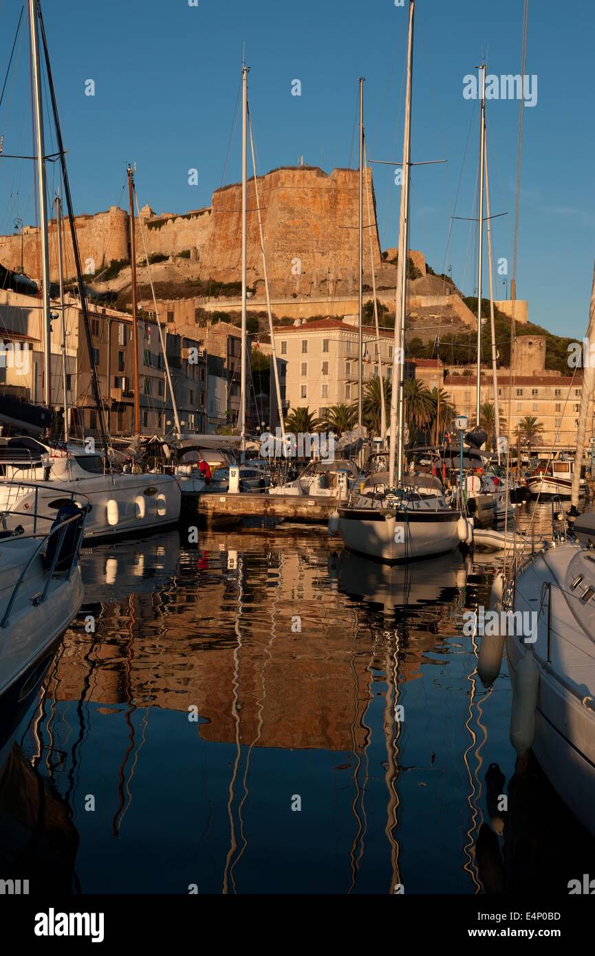 Bonifacio, port et citadelle, Corse, France Banque D'Images