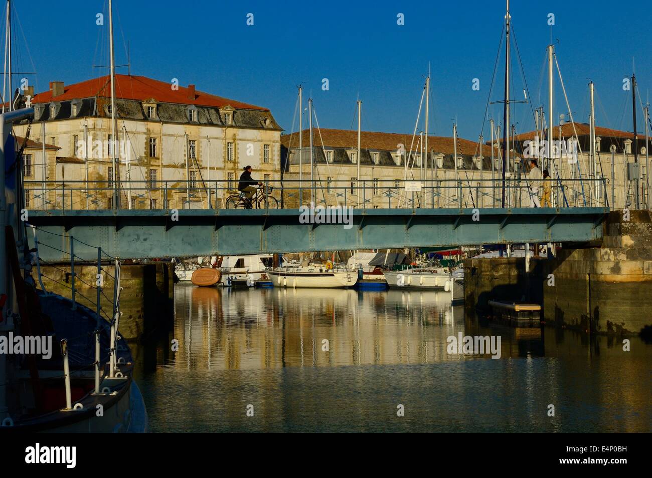 Un cycliste traversant le pont du port à Rochefort. La France. Banque D'Images