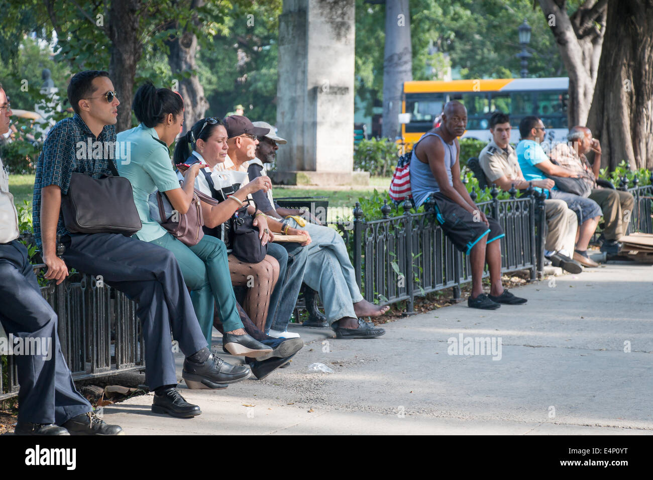 Les gens assis dans le Parque de la Fraternidad, Capitolio, La Havane, Cuba Banque D'Images