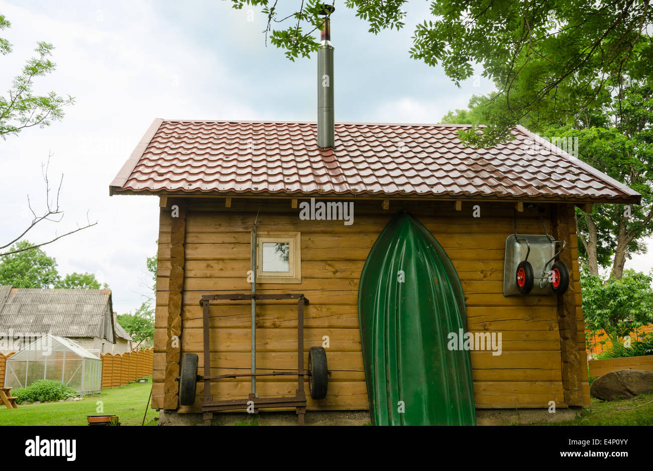 Bateau de pêche des ustensiles de ménage et accrocher au mur pays bathhouse Banque D'Images