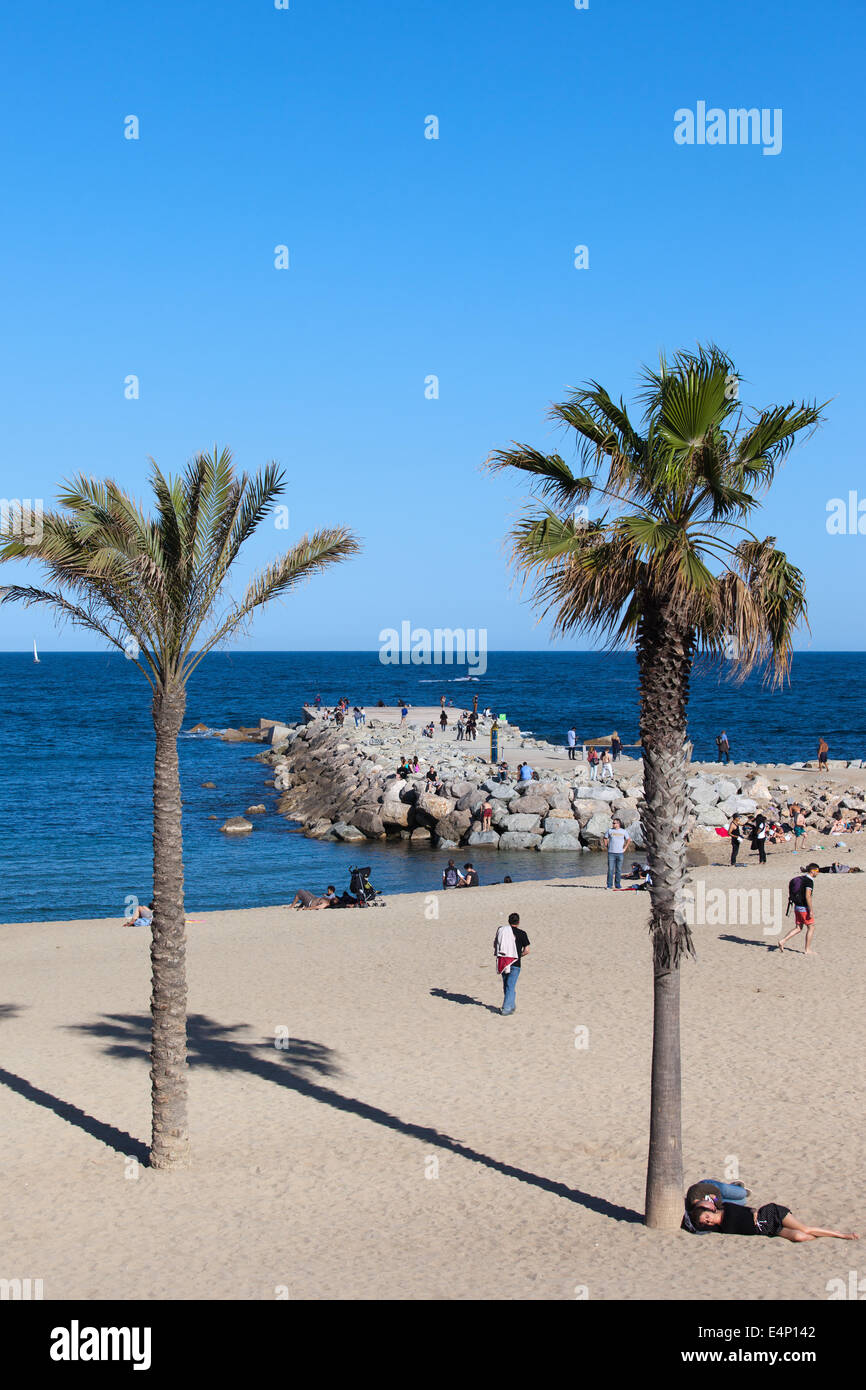 La plage de Barceloneta et pier à Barcelone, Catalogne, Espagne. Banque D'Images