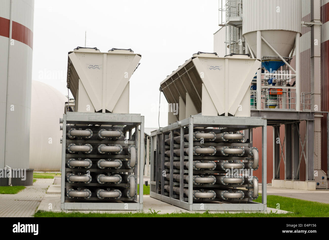 Le matériel de production de biogaz dans les tuyaux et les réservoirs de l'usine de traitement des eaux. Processus de gaz à partir de la boue. L'écologie. Banque D'Images