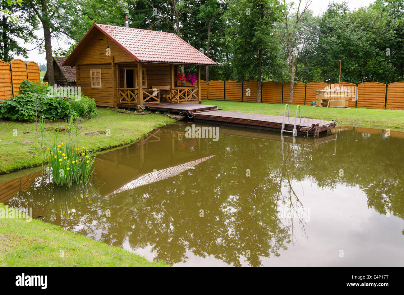 Nouveau en bois avec étang et bathhouse rural planche flottante passerelle jardin Banque D'Images