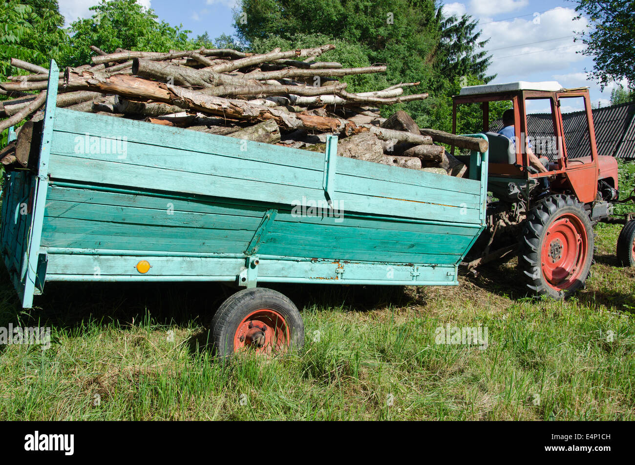 Coloriage d'un tracteur et remorque vintage à Télécharger ou à Imprimer