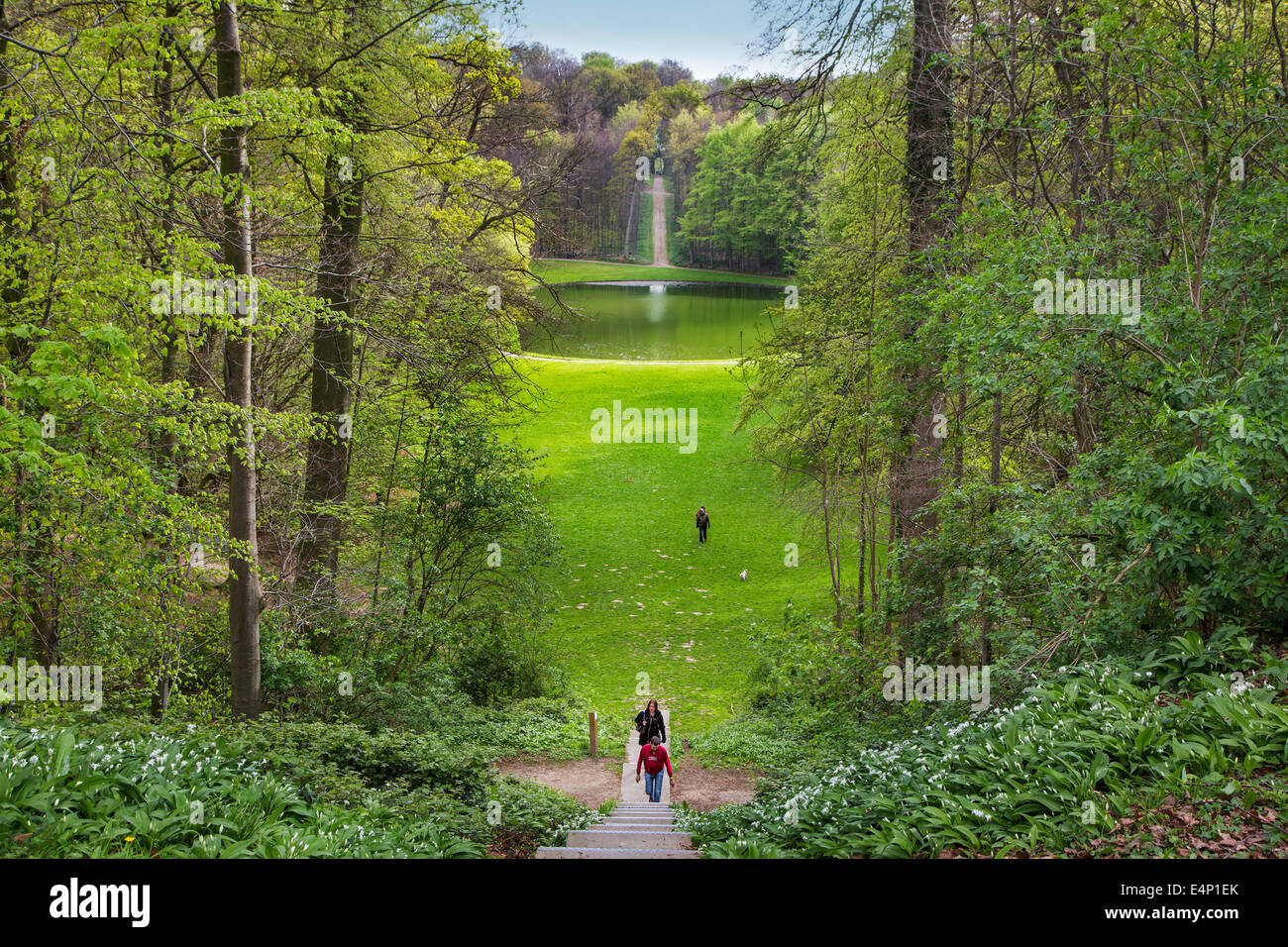 Les touristes à pied dans le parc de la cité médiévale au château de Gaasbeek Lennik, Brabant flamand, Belgique Banque D'Images