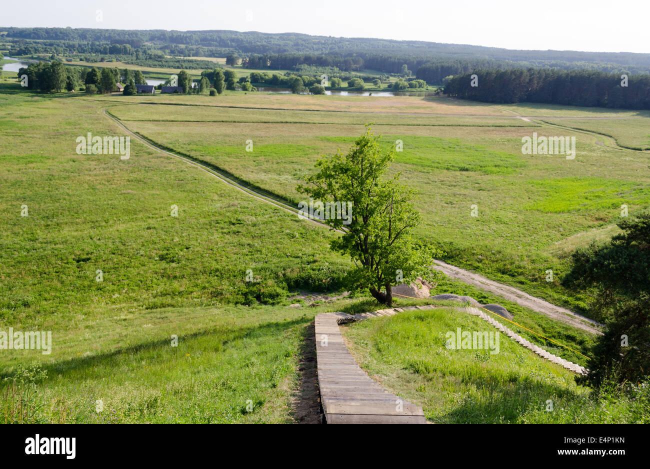 Paysage vu de colline dans le village, rivière, champs verts dans l'heure d'été Banque D'Images