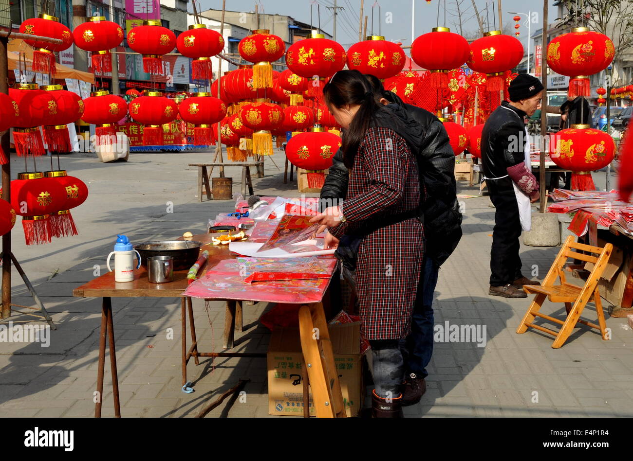 Jun Le, Chine : les personnes vendant Nouvelle Année lunaire chinoise des décorations de Noël à partir de leurs stands en bordure de Banque D'Images