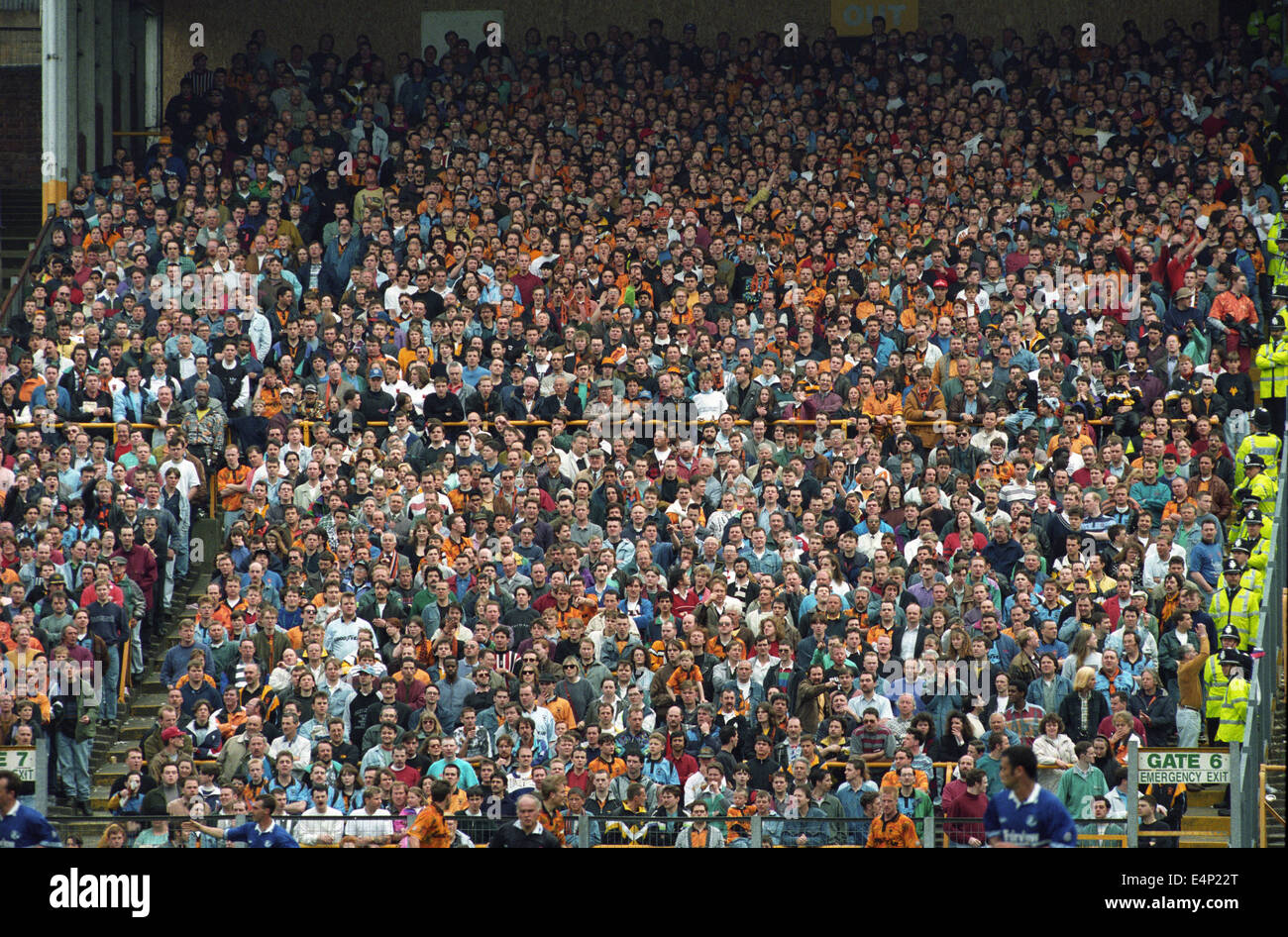 Les supporters de football fans debout pendant l'heure de fin de match final sur l'ancienne terrasse Southbank à Molineux Stadium. 1993 Banque D'Images