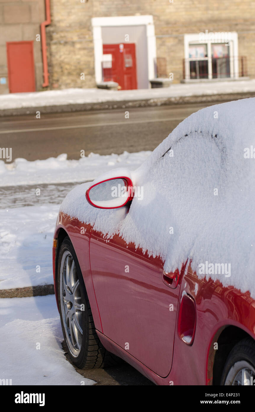 Close up of red nouveau côté voiture abondamment couvertes de neige en plein air gratuit Banque D'Images