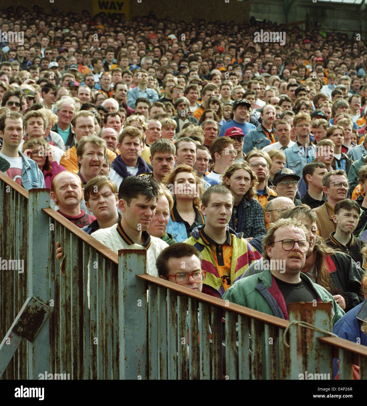 Supporters de football debout pour la dernière fois pour le match final sur les anciennes terrasses de Southbank au stade Molineux. 1993. Photo de DAVID BAGNALL Banque D'Images