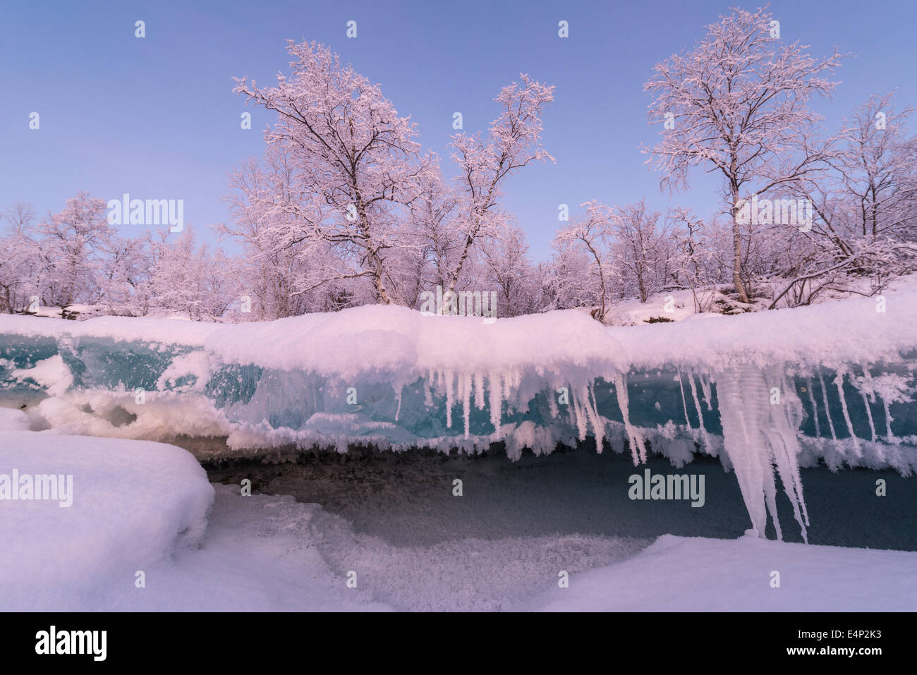 Der gefrorene mit den Abiskoalpen Abiskojohkka Fluss, Abisko Nationalpark, Norrbotten, Laponie, Schweden, Banque D'Images