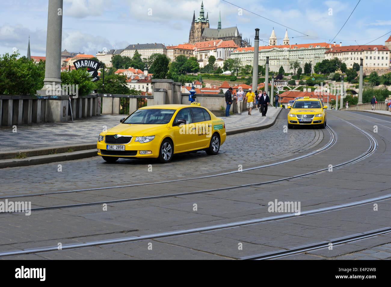 Les taxis jaunes voyageant par voies de tram avec Habour dans la distance, Prague, République tchèque. Banque D'Images