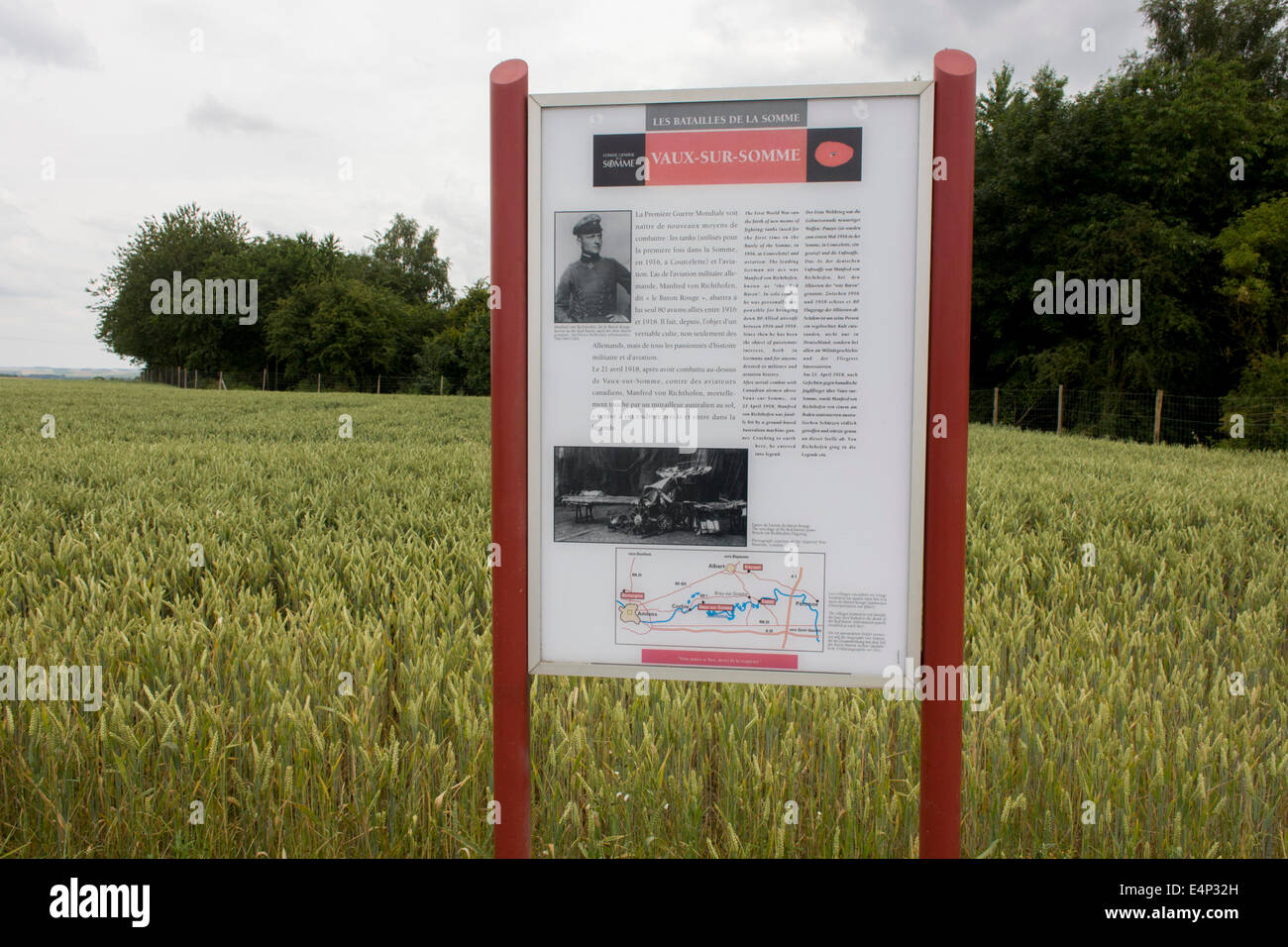 Signe routière marquant l'endroit où Manfred von Richthofen, le Baron Rouge a été tué par l'ennemi à Vaux-sur-Somme en 1918. Banque D'Images