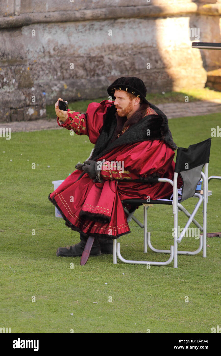 L'acteur Damian Lewis comme Henry VIII en faisant une pause au cours de la BBC le tournage d'une nouvelle partie 6 mini-série basé sur le livre de Wolf Hall. Wells Somerset Juillet 2014 Banque D'Images