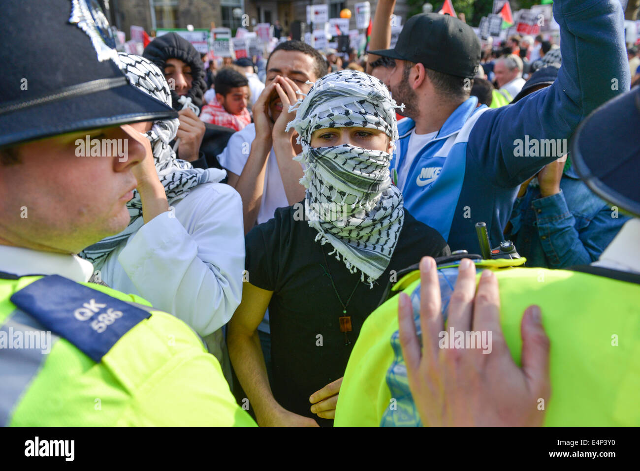 Le Langham Place, London, UK. 15 juillet 2014. Les partisans palestiniens Pro scène une protestation de masse à l'extérieur du siège de la BBC à Langham Place, scandant des slogans contre Israël et la BBC elle-même. Crédit : Matthieu Chattle/Alamy Live News Banque D'Images