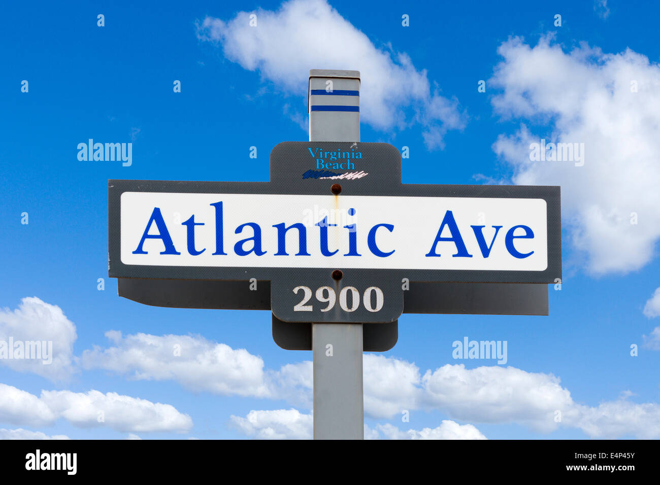 Atlantic Avenue street sign in Virginia Beach, Virginia, USA Banque D'Images