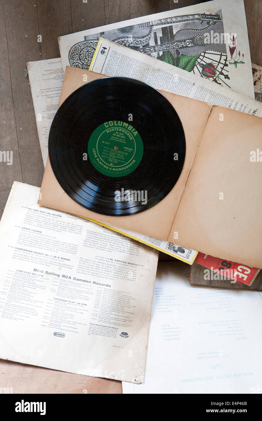 Vieux disque vinyle à gauche sur le plancher d'une maison abandonnée. Banque D'Images