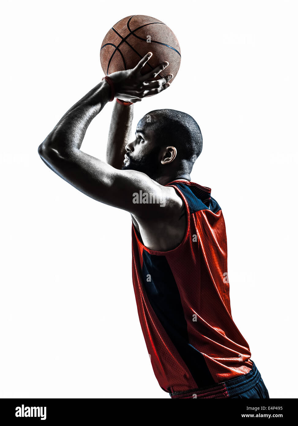 Un joueur de basket-ball homme africain coup franc en silhouette isolé sur fond blanc Banque D'Images