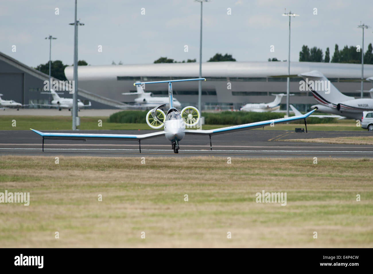 L'Aérodrome de Farnborough, Hampshire, Royaume-Uni. 14 juillet 2014. L'exposition internationale de l'aérospatiale est le plus grand événement dans le calendrier de la défense à l'aérospatiale, qui a lieu tous les deux ans. Fournir des occasions d'affaires pour l'industrie aéronautique mondiale, elle s'ouvre également au public les 19 et 20 juillet, qui célèbre cette année 100 ans d'histoire de l'Aviation. Aéronefs participants atteignent un nouveau sommet pour Farnborough International Airshow cette année, parrainé par Airbus Group. Démonstration par les innovations d'Airbus électrique du ventilateur E avion motorisé. Credit : Malcolm Park editorial/Alamy Live News. Banque D'Images