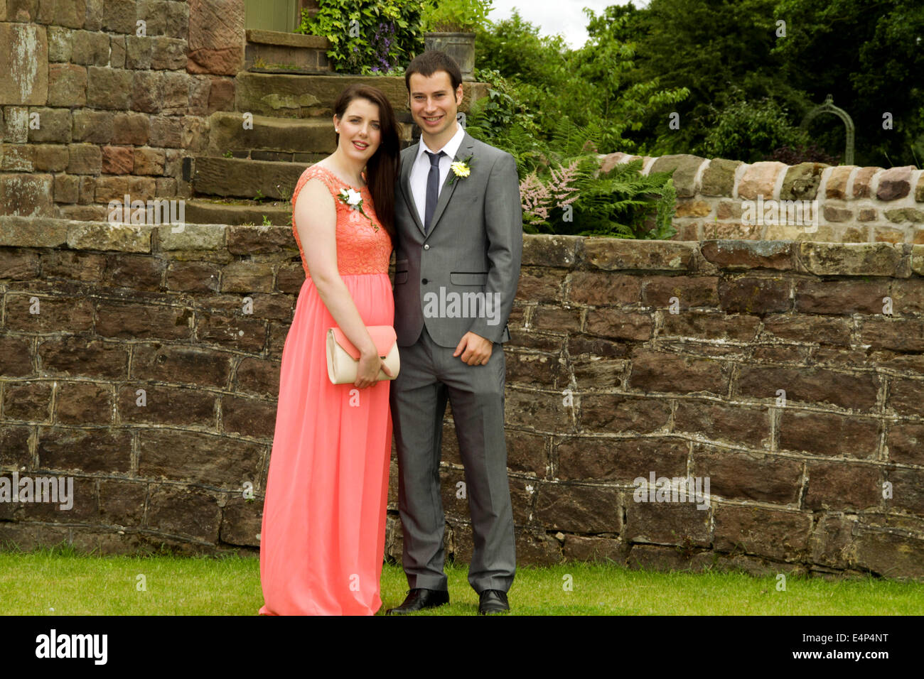 Lors d'un mariage jeune couple smiling at the camera Banque D'Images