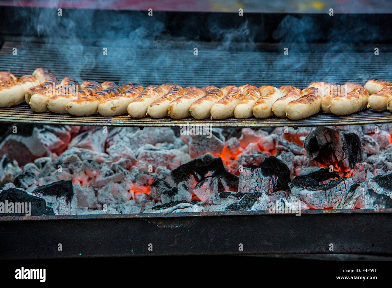 Faire griller les saucisses sont grillées sur un barbecue au charbon, Banque D'Images