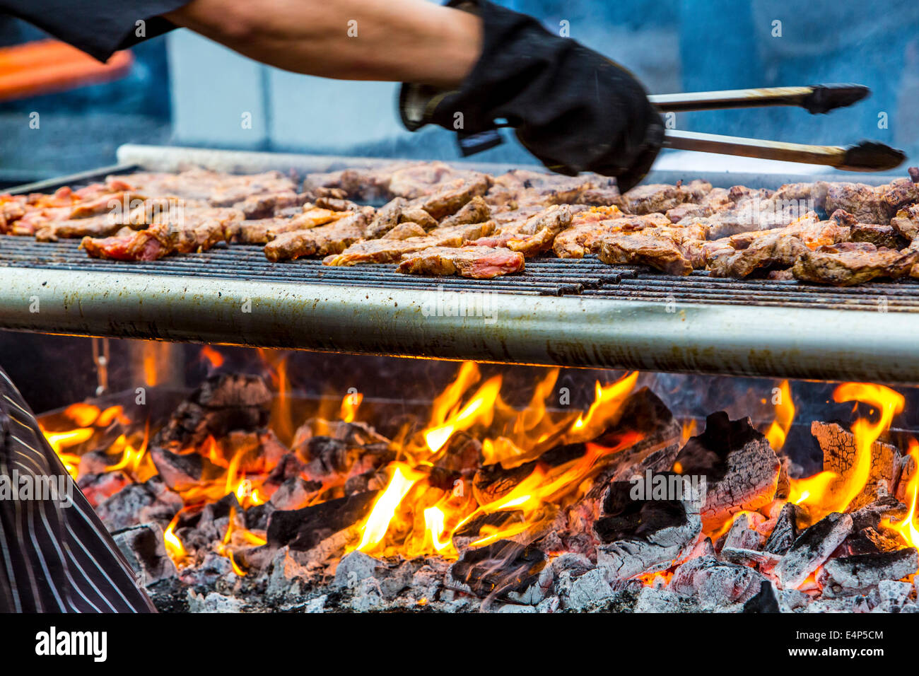 Steaks de porc grillés sont sur un gril au charbon, Banque D'Images