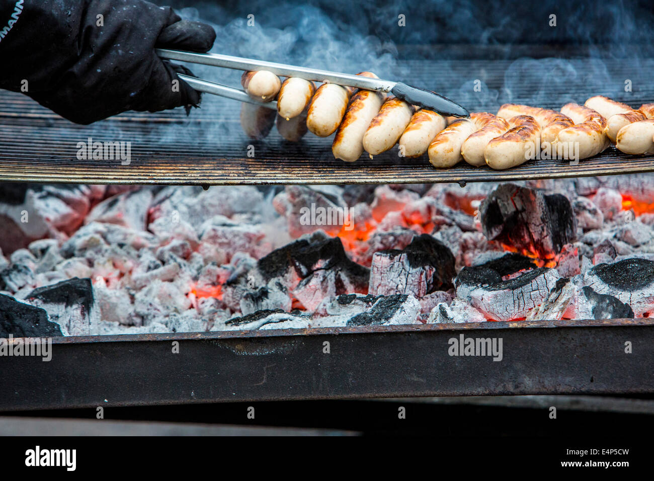 Faire griller les saucisses sont grillées sur un barbecue au charbon, Banque D'Images
