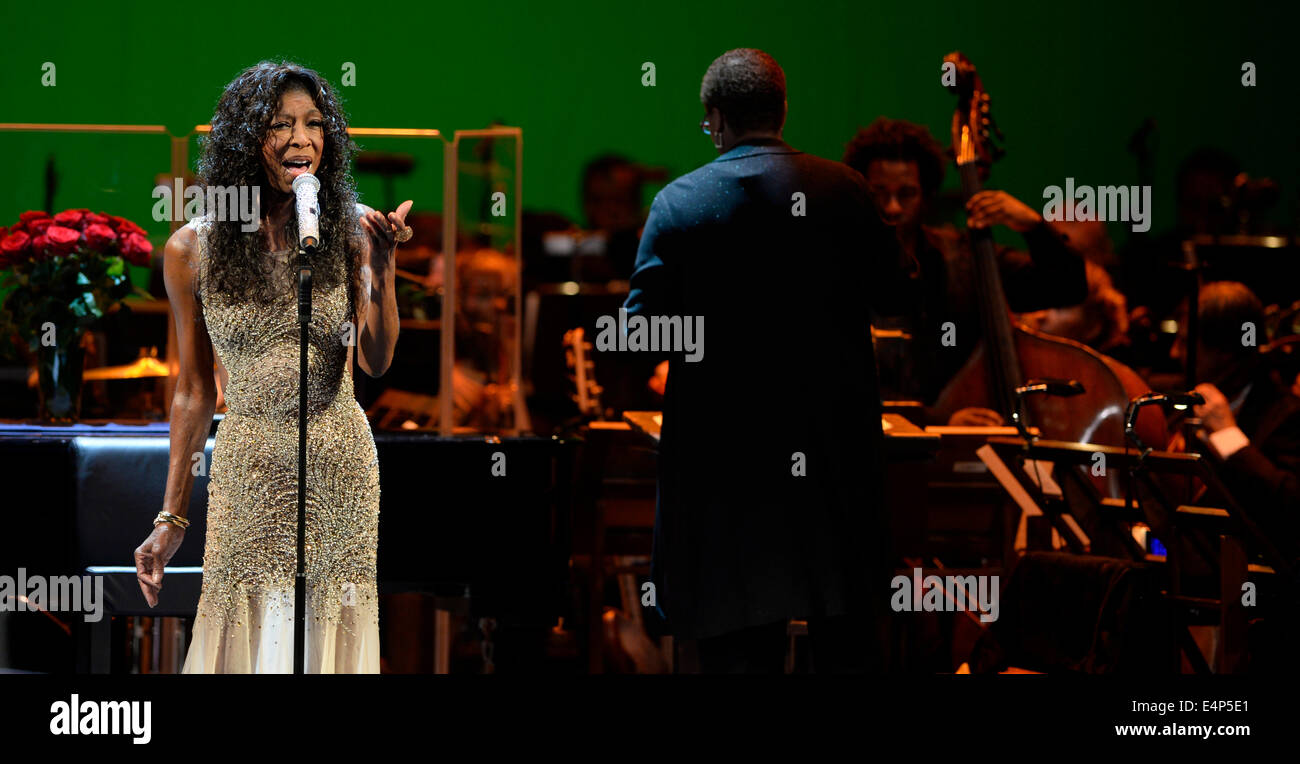 Prague, République tchèque. 15 juillet, 2014. Le chanteur Natalie Cole effectue en direct durant Prague Proms Festival à Prague, République tchèque le 15 juillet 2014. Photo : CTK/Alamy Live News Banque D'Images