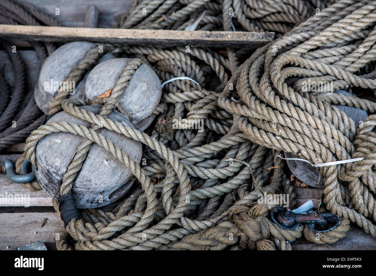 Bateau à voile, ficelles, cordes, sur un vieux voilier en bois, Banque D'Images