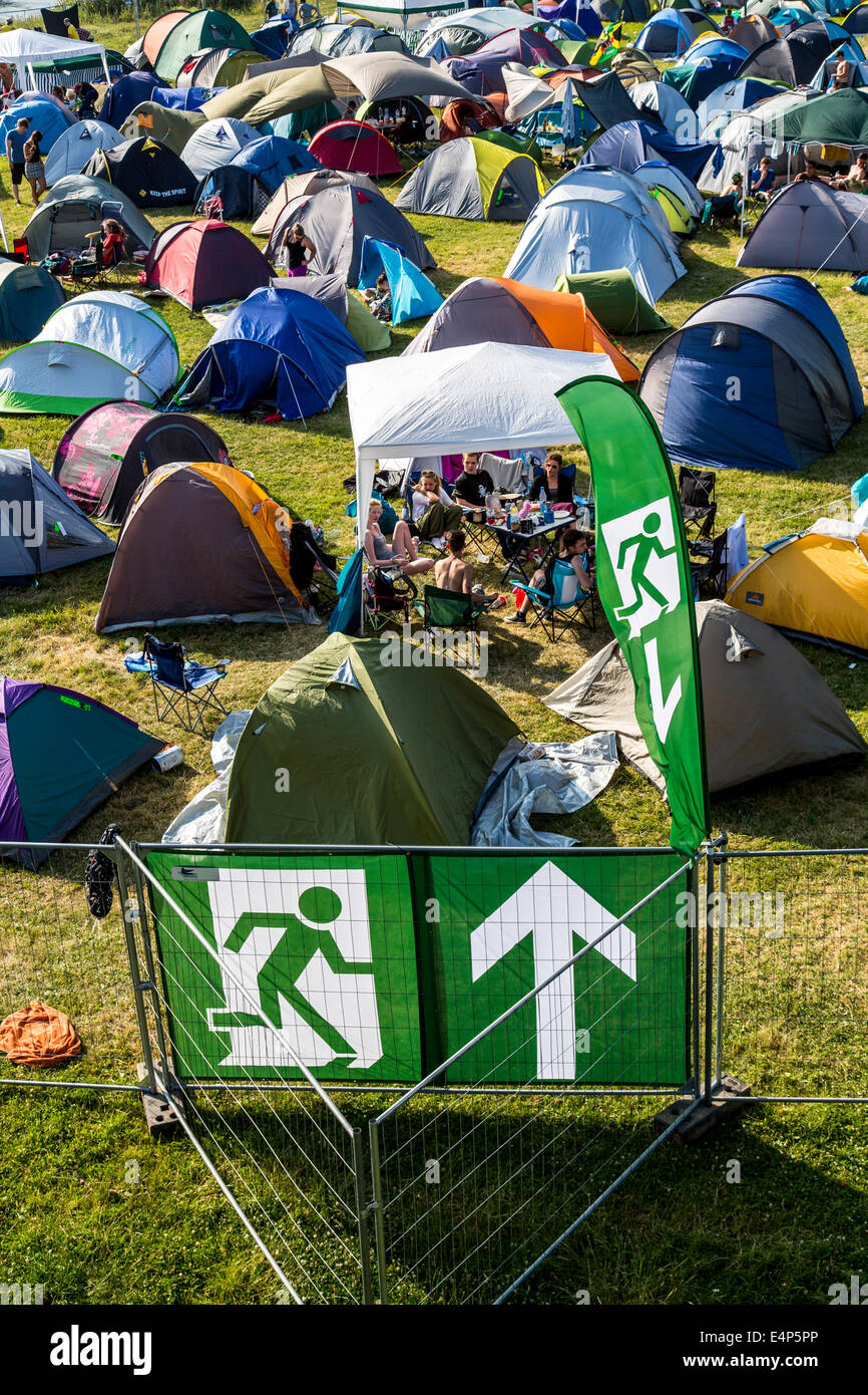 Beaucoup de tentes sur une pelouse, à un open air festival, camping, Banque D'Images