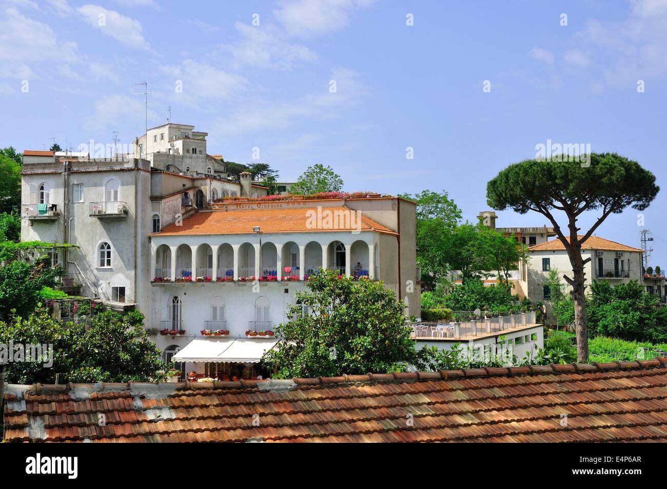 Ravello, Italie. Avis de l'hôtel prises à partir de la voie menant du centre-ville pour la Villa Cimbrone. Banque D'Images