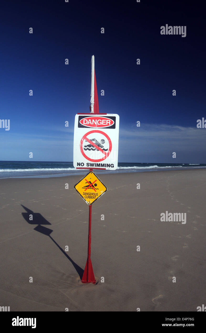 Courants dangereux - pas de piscine - sign on Main Beach, North Stradbroke Island, Queensland, Australie. Pas de PR Banque D'Images