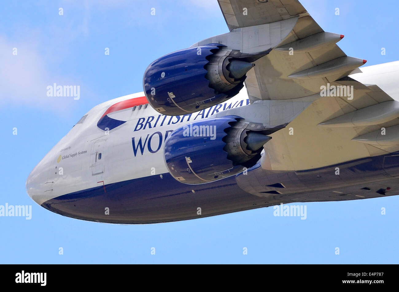 Boeing 747-8F exploités par des systèmes d'approvisionnement mondiale au nom de British Airways World Cargo faisant un défilé aérien faible à Duxford Airshow Banque D'Images