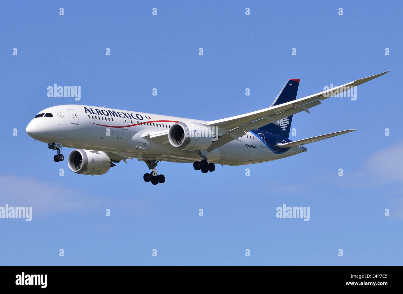 Aeromexico Boeing 787 Dreamliner en approche pour l'atterrissage à l'aéroport Heathrow de Londres, Royaume-Uni. Banque D'Images