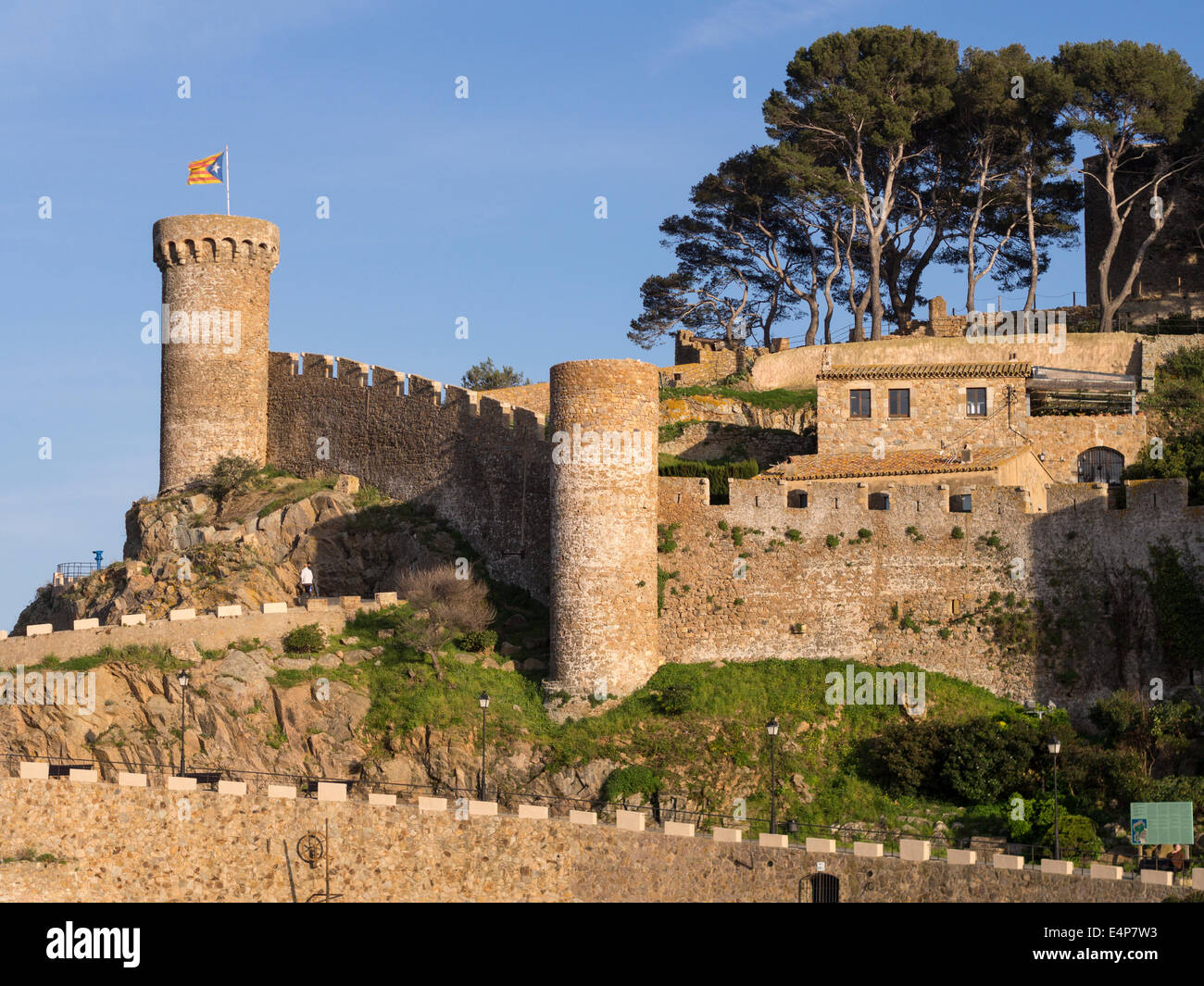 Forteresse de Tossa de Mar surmonté d'un drapeau catalan. La muraille en pierre massive et tour de ce monument côtières Banque D'Images
