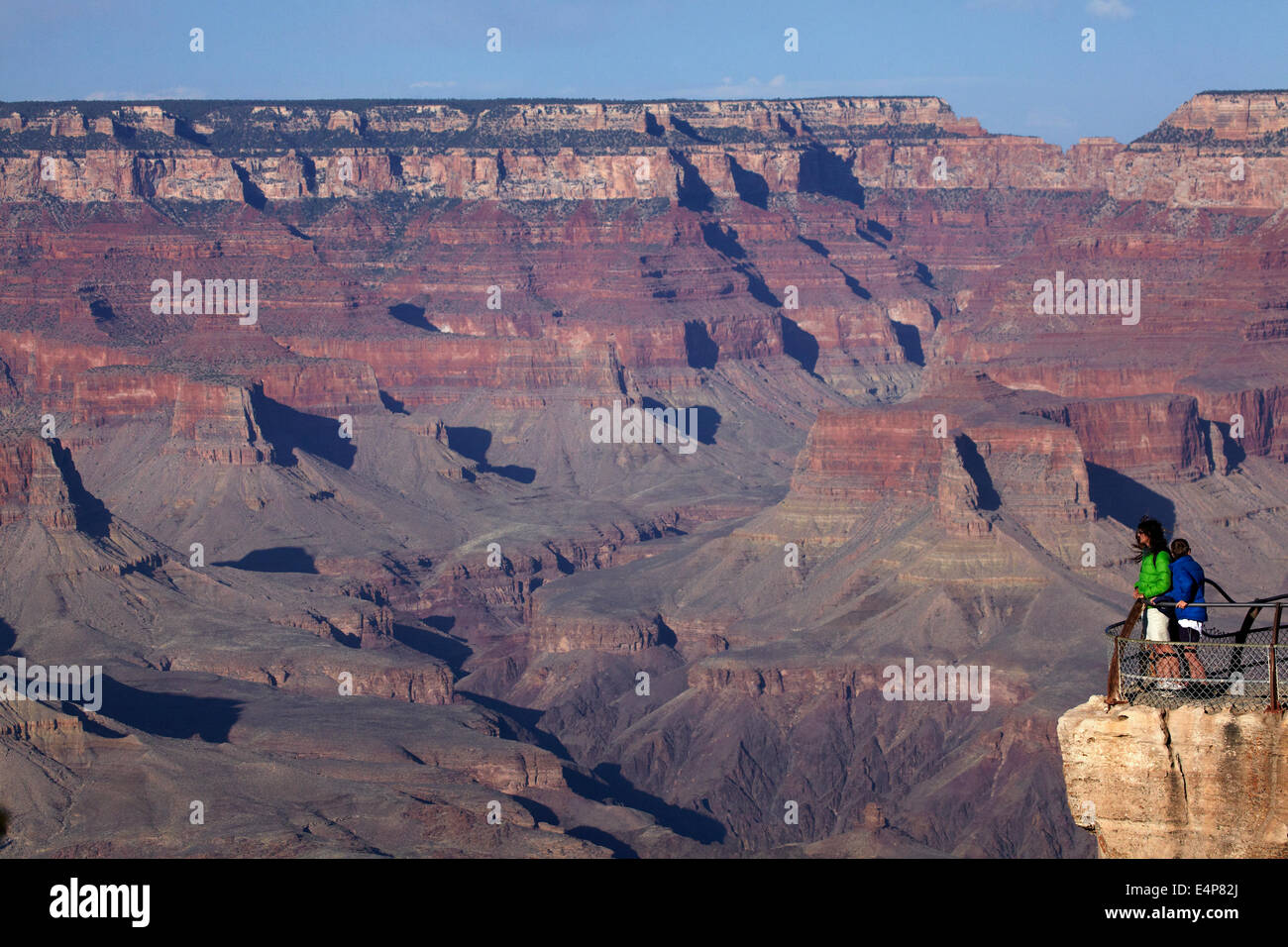 Grand Canyon et touristes à Mather Point, South Rim, le Parc National du Grand Canyon, Arizona, USA Banque D'Images