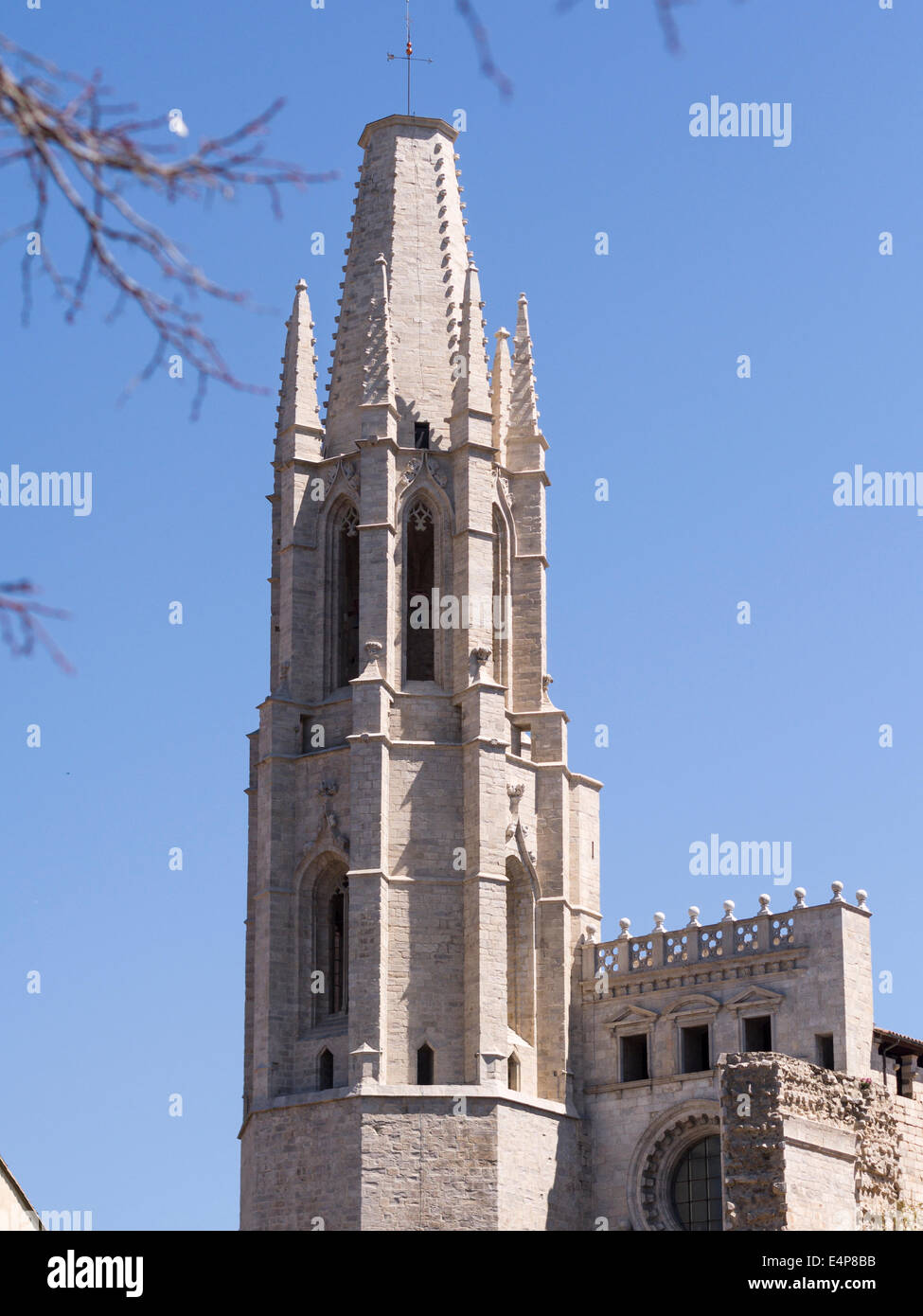 Tour de l'église paroissiale de Sant Feliu. Le presque modernes à la clocher de la Basilique inférieure à la Cathédrale Banque D'Images