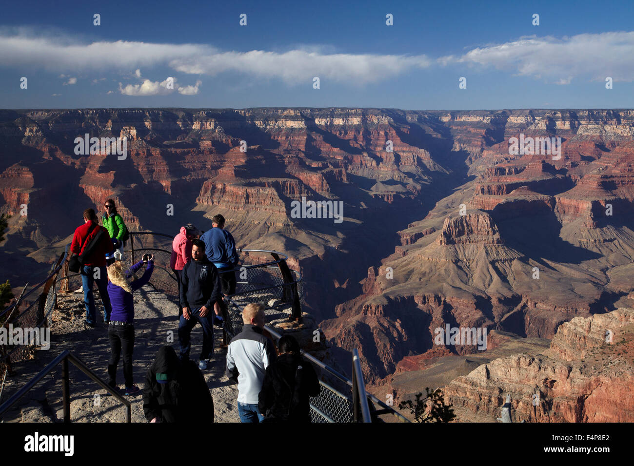 Grand Canyon et touristes à Mather Point, South Rim, le Parc National du Grand Canyon, Arizona, USA Banque D'Images