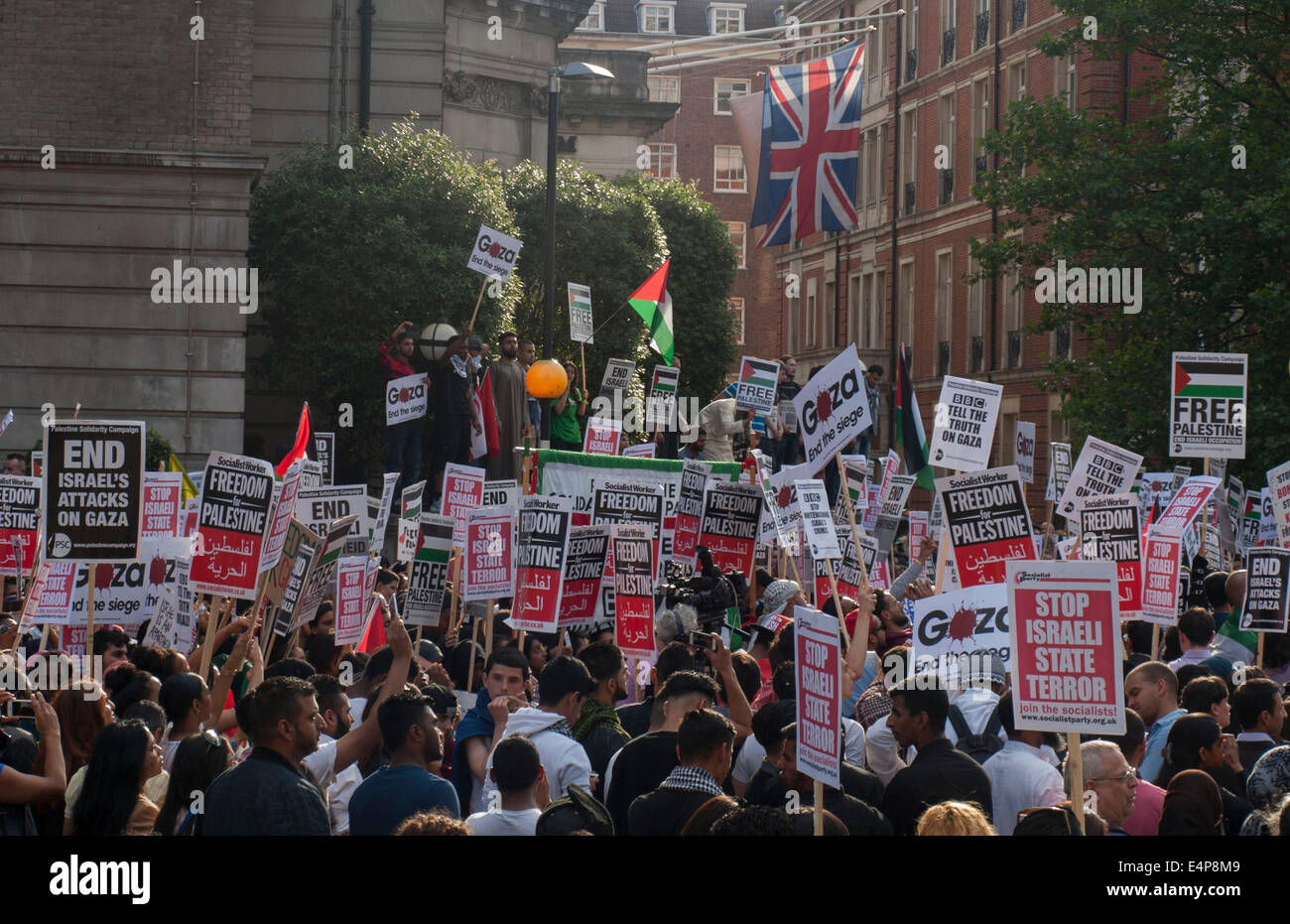 London, UK.15 juillet 2014. Militants Pro-Palestinian protester contre la prétendue partialité dans la couverture de la BBC du récent conflit entre Israël et le Hamas. Credit : Mamusu Kallon/Alamy Live News Banque D'Images